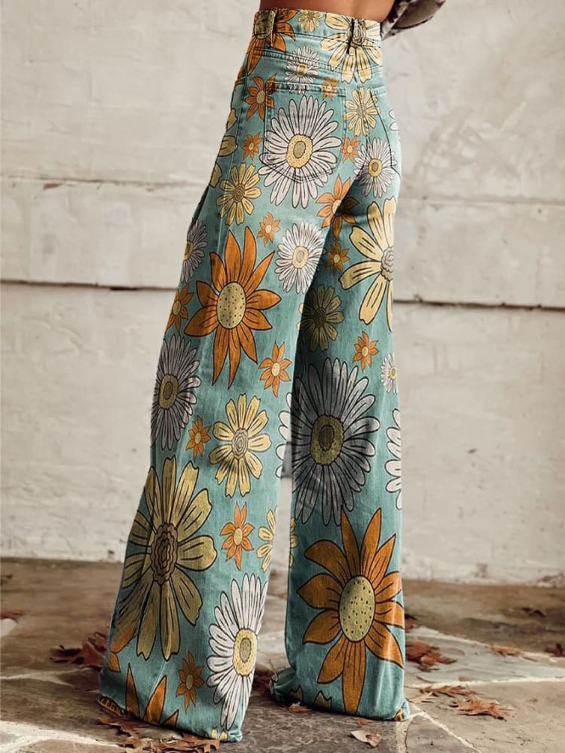 Anke | Schlagjeans mit Retro-Blumenmuster