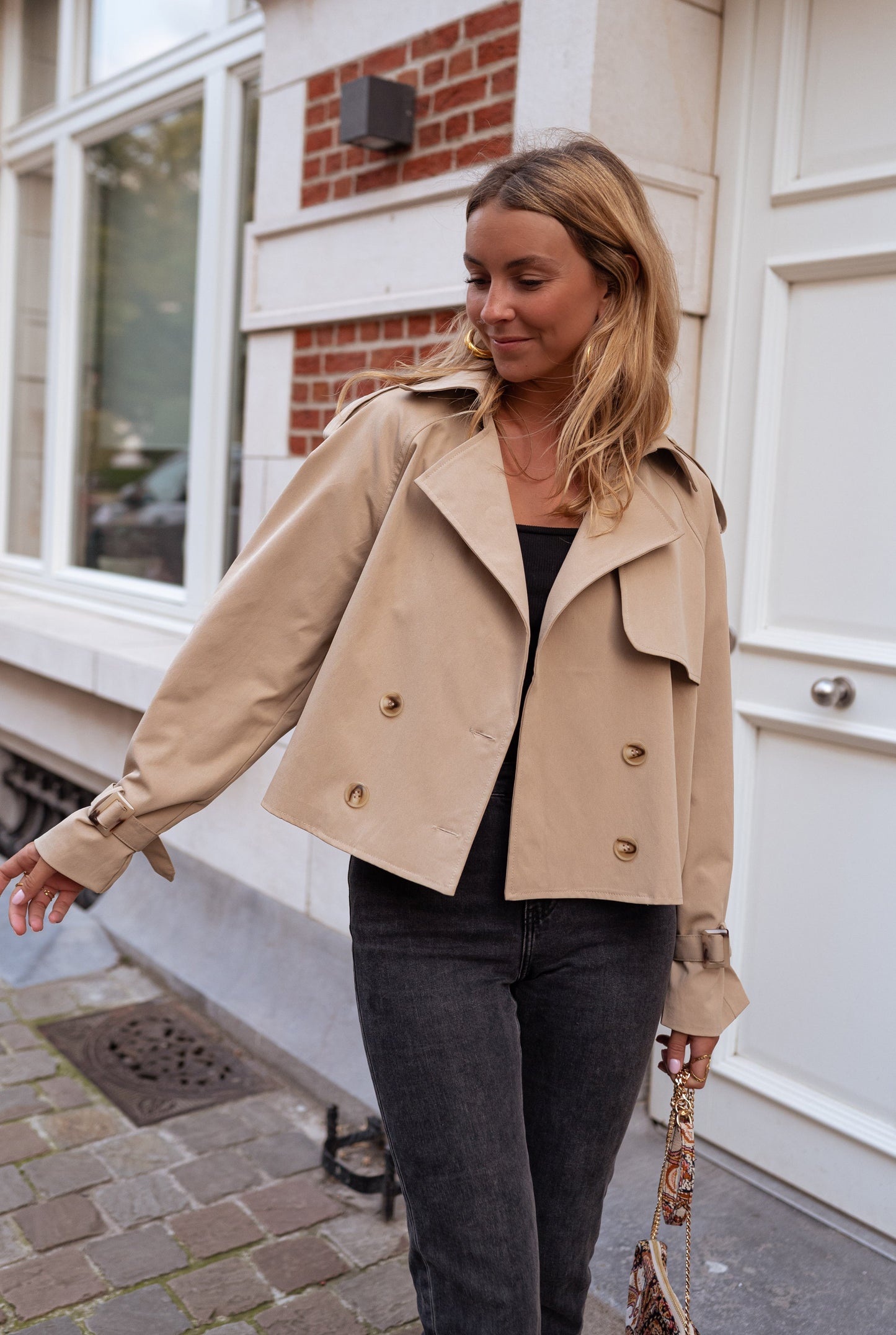 Maria | Damen Kurze Trenchjacke mit Gürtelmanschetten