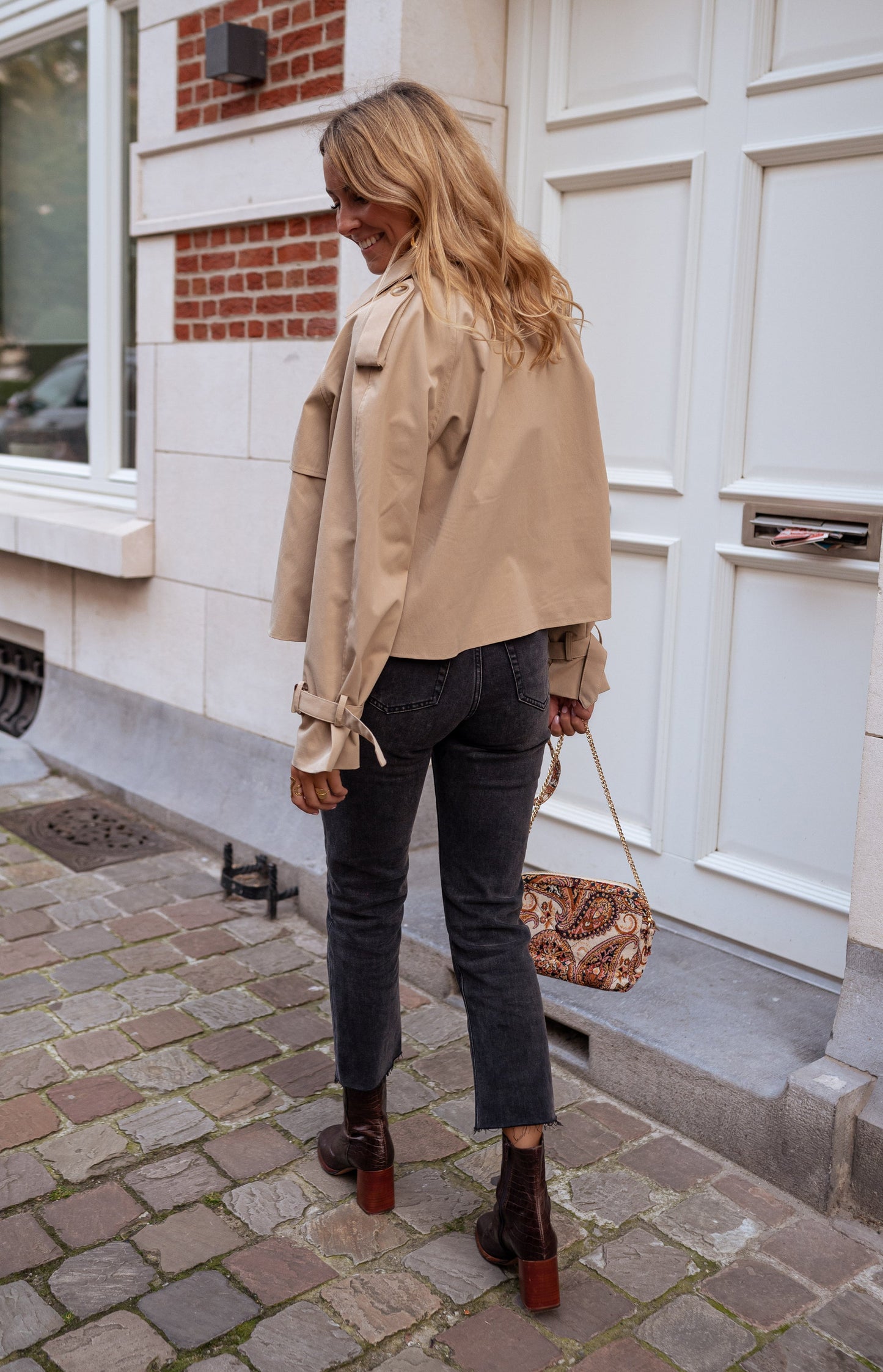 Maria | Damen Kurze Trenchjacke mit Gürtelmanschetten