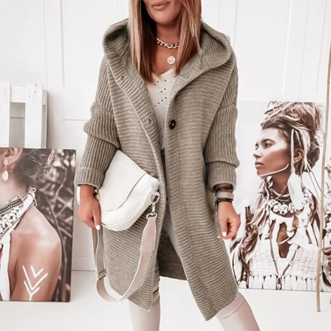 Carolin | Damen Kuschelige Winter-Kapuzenstrickjacke mit Knöpfen