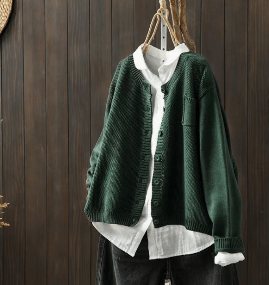 Helga | Weicher Strickpullover für Damen mit Knöpfen