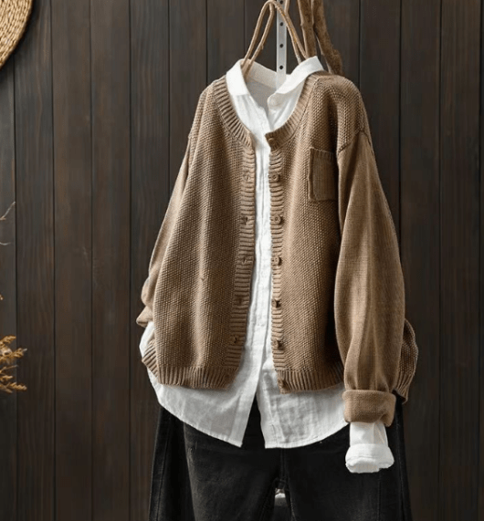 Helga | Weicher Strickpullover für Damen mit Knöpfen