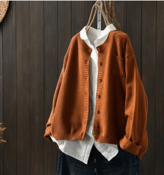 Helga | Weicher Strickpullover für Damen mit Knöpfen