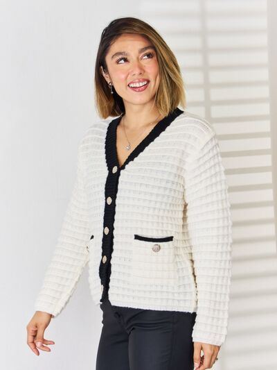 Felicia | Elegante Strickjacke mit Knöpfen und V-Ausschnitt