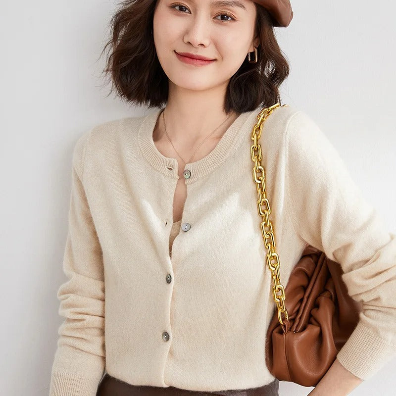 Daniela | Damen Strickjacke mit Knopfleiste und Rundhalsausschnitt