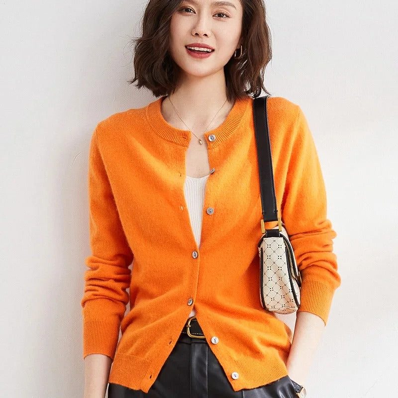 Daniela | Damen Strickjacke mit Knopfleiste und Rundhalsausschnitt