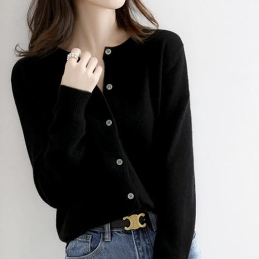 Daniela | Damen Strickjacke mit Knopfleiste und Rundhalsausschnitt