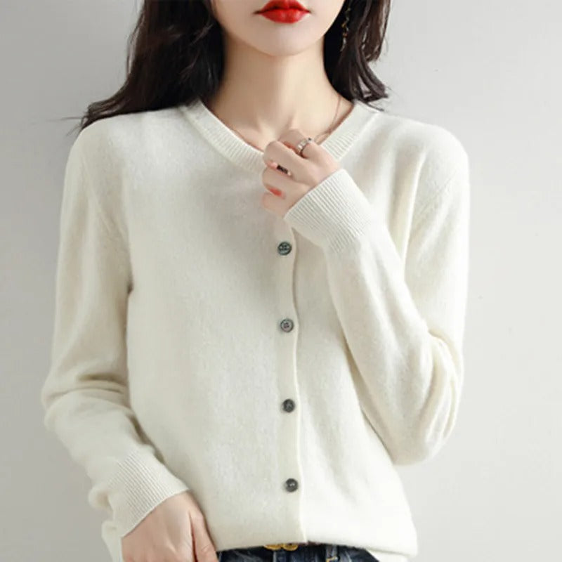 Daniela | Damen Strickjacke mit Knopfleiste und Rundhalsausschnitt